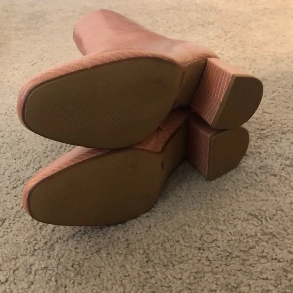 NWOT Blush Faux Crocodile Chinese Laundry ankle boots 2 1/2” heel - Picture 2 of 5